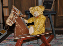 Teddybär sitzt auf der Schaukel