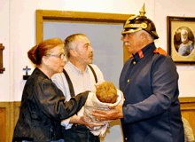 Eheleute Kornreuther zeigen Gendarm ihren Sohn
