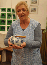 Helene Herzig serviert Tee