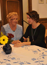 Helene Herzig und Stefanie Ehrlicher sprechen miteinander