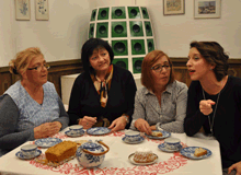 4 Frauen treffen sich zum Teekraenzchen