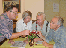 Vier Altersheimbewohner bewundern Rosen