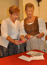 Zwei Frauen lesen Briefe